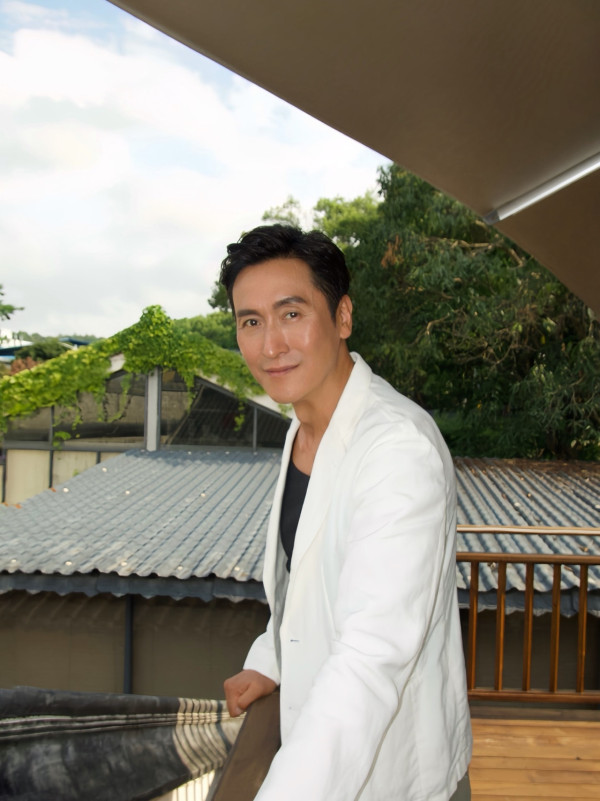57歲視帝患病緊急入院一周後現身！澄清插喉喪失活動能力：「腫咗行唔到」