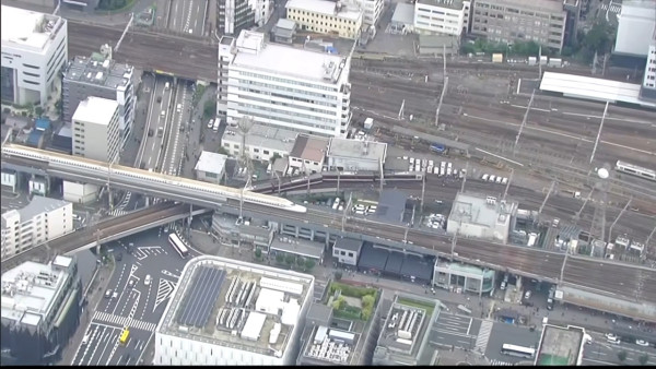 日本京都列車開車一分鐘即出軌 30名乘客職員引導下沿路軌疏散