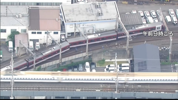 日本京都列車開車一分鐘即出軌 30名乘客職員引導下沿路軌疏散