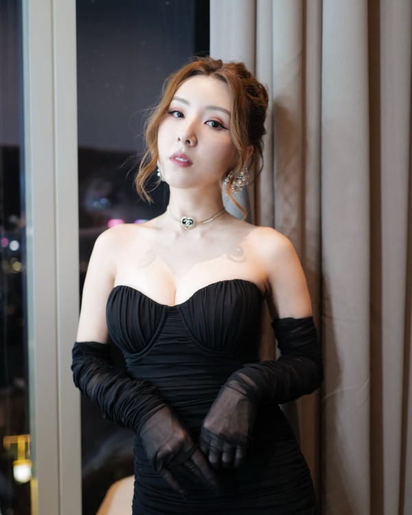 37岁女艺人泳池跪坐晒比基尼性感照！细码泳衣露深沟包不住圆润蜜桃臀