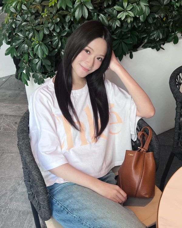 雲浩影首次漂染金棕髮色告別黑長直髮!顏值被指大打折扣掀網民兩極評價