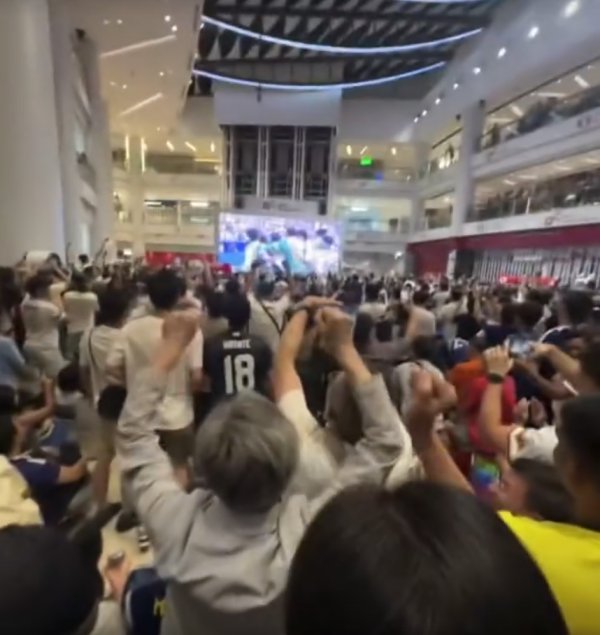 免費睇世界盃商場凌晨逼爆！遊客驚嘆香港睇波氣氛世一 是我見過最濃的