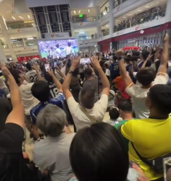 免費睇世界盃商場凌晨逼爆！遊客驚嘆香港睇波氣氛世一 是我見過最濃的