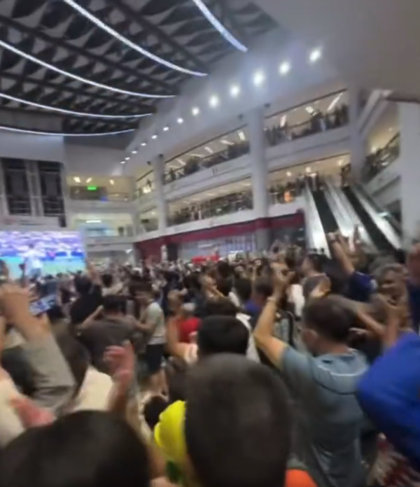 免費睇世界盃商場凌晨逼爆！遊客驚嘆香港睇波氣氛世一 是我見過最濃的