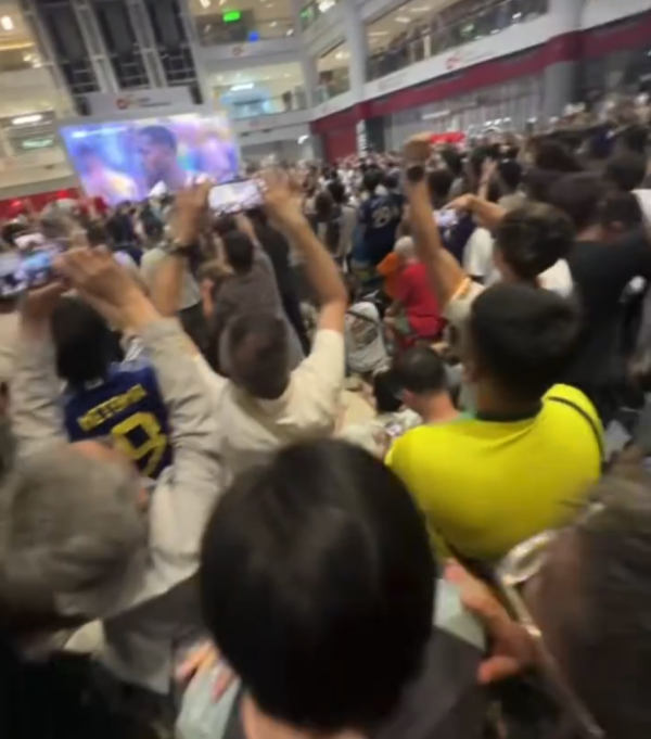 免費睇世界盃商場凌晨逼爆！遊客驚嘆香港睇波氣氛世一 是我見過最濃的