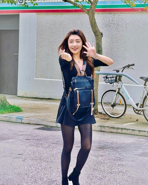 东张女神性感泳衣晒隐藏级魔鬼身材!尺度大解放俯身胸前春光乍泄震撼眼球