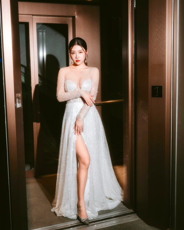 东张女神性感泳衣晒隐藏级魔鬼身材！尺度大解放俯身胸前春光乍泄震撼眼球