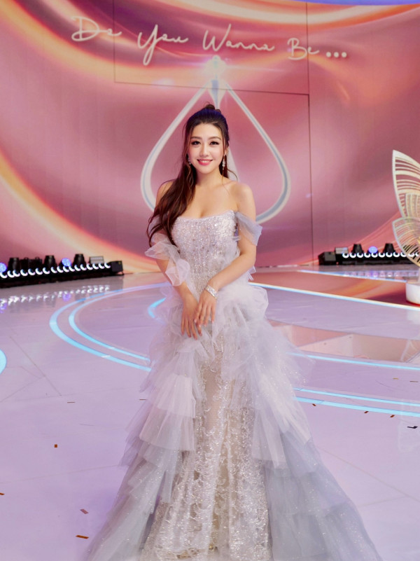 东张女神性感泳衣晒隐藏级魔鬼身材！尺度大解放俯身胸前春光乍泄震撼眼球