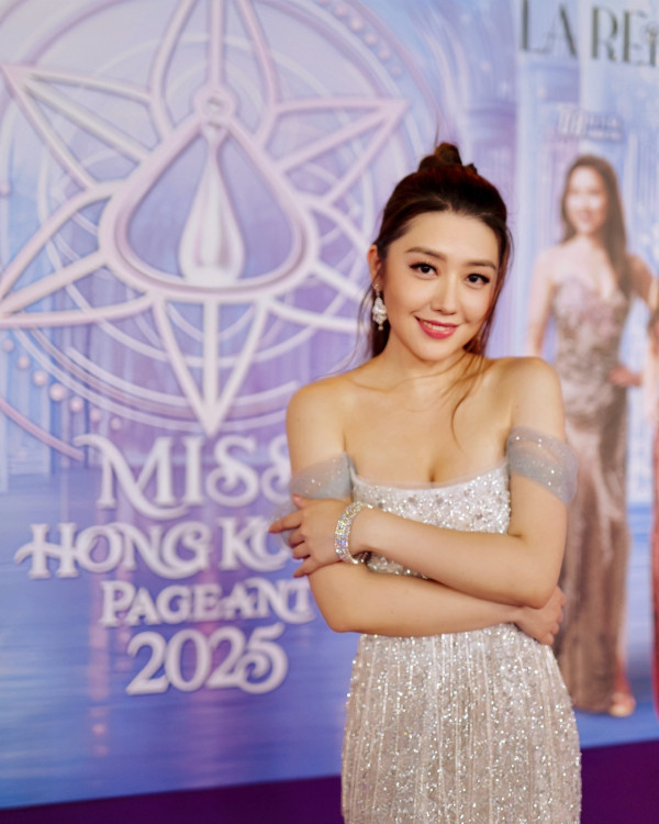 东张女神性感泳衣晒隐藏级魔鬼身材！尺度大解放俯身胸前春光乍泄震撼眼球