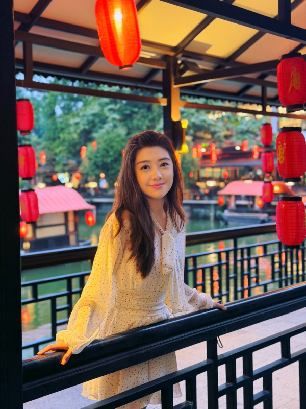 东张女神性感泳衣晒隐藏级魔鬼身材！尺度大解放俯身胸前春光乍泄震撼眼球
