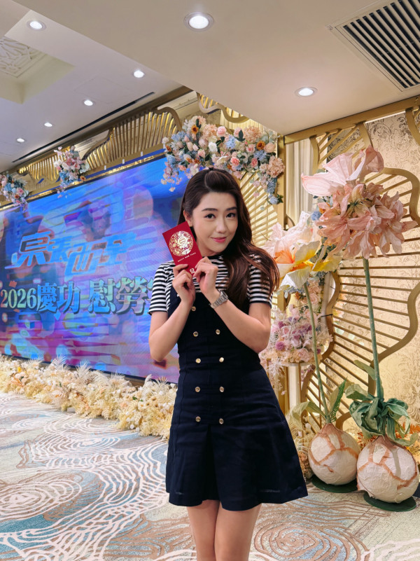 东张女神性感泳衣晒隐藏级魔鬼身材!尺度大解放俯身胸前春光乍泄震撼眼球