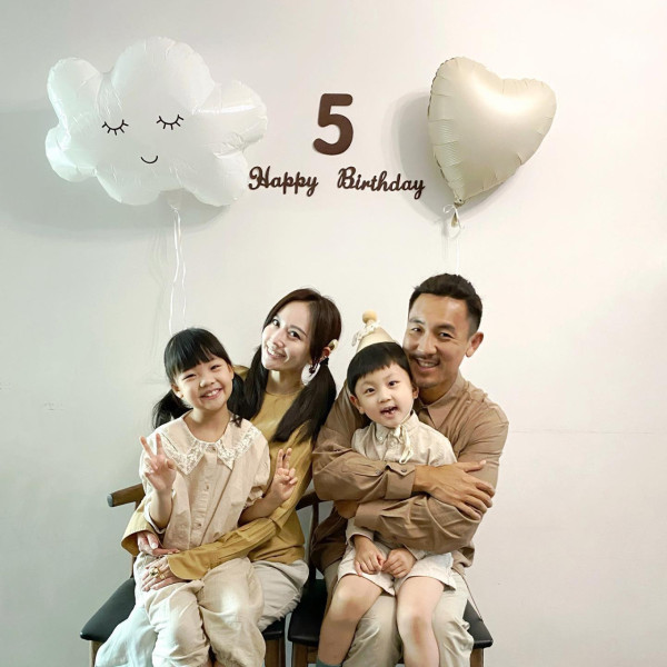 谭俊彦曝全家福，8岁儿子极速长高到爸爸心口！狄龙家族基因传承获封潜力星二代