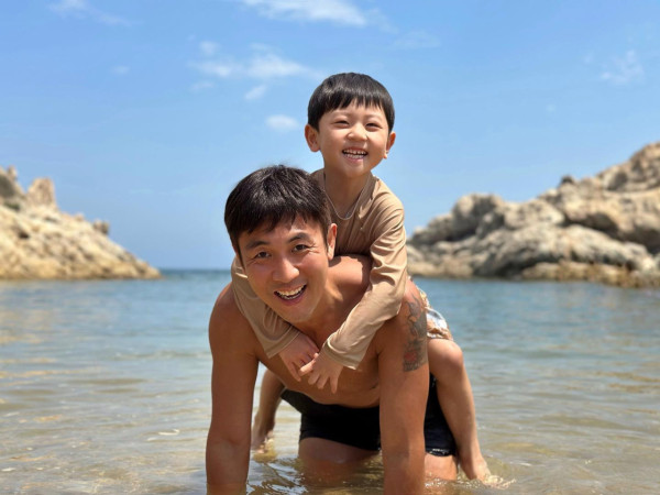 谭俊彦曝全家福，8岁儿子极速长高到爸爸心口！狄龙家族基因传承获封潜力星二代
