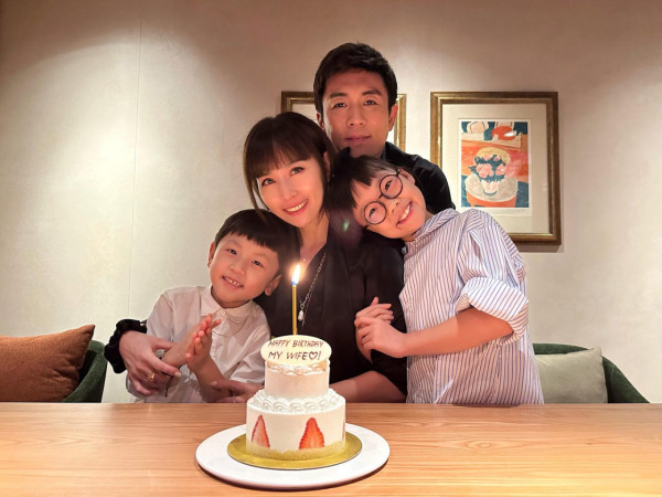 谭俊彦曝全家福，8岁儿子极速长高到爸爸心口！狄龙家族基因传承获封潜力星二代