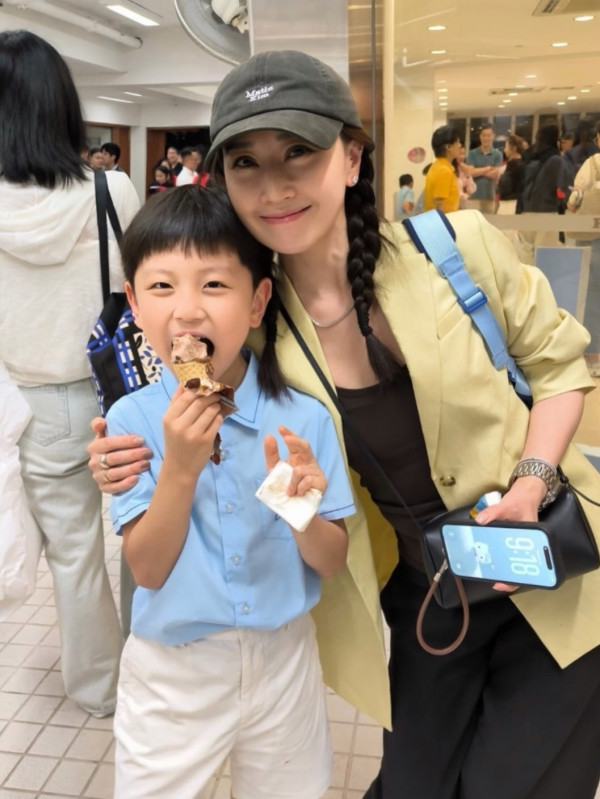谭俊彦曝全家福，8岁儿子极速长高到爸爸心口！狄龙家族基因传承获封潜力星二代