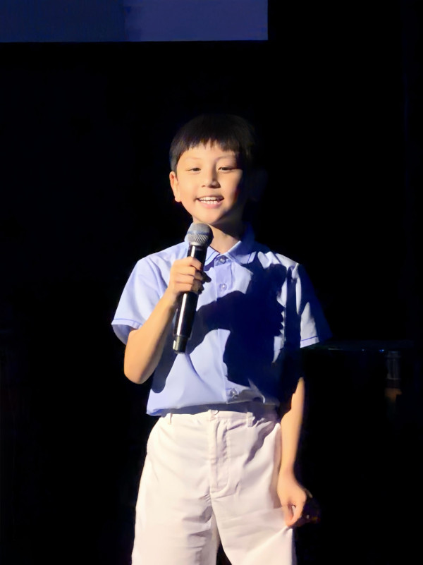 谭俊彦曝全家福，8岁儿子极速长高到爸爸心口！狄龙家族基因传承获封潜力星二代