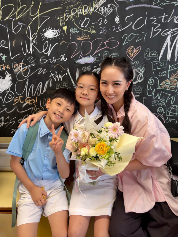 谭俊彦曝全家福，8岁儿子极速长高到爸爸心口！狄龙家族基因传承获封潜力星二代