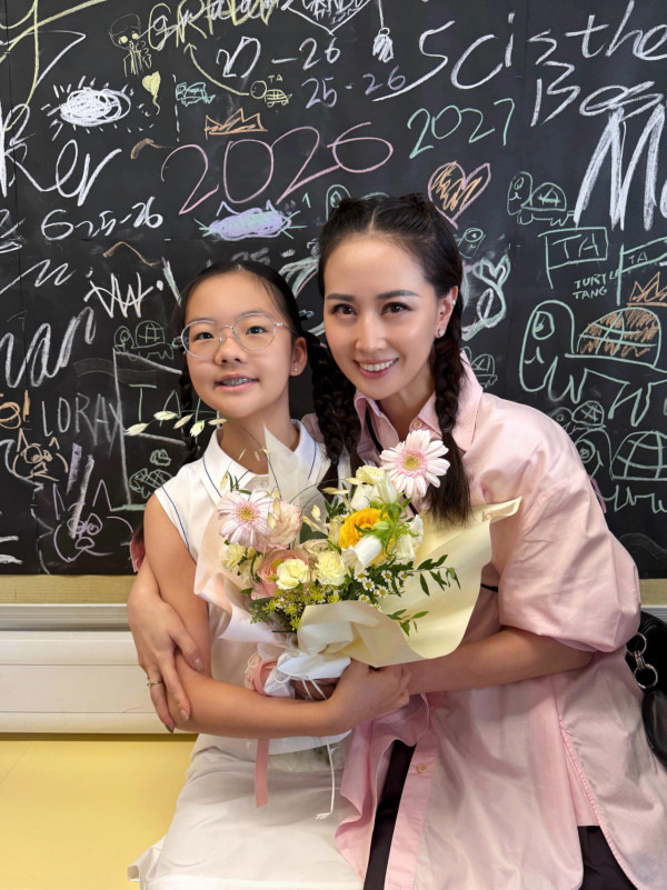 谭俊彦曝全家福，8岁儿子极速长高到爸爸心口！狄龙家族基因传承获封潜力星二代