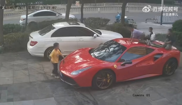 360萬法拉利被4內地童當滑梯狂刮 車主特意平整修復費近3萬 家長僅賠呢個數掀熱議