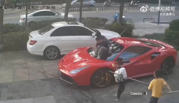 360萬法拉利被4內地童當滑梯狂刮 車主特意平整修復費近3萬 家長僅賠呢個數掀熱議