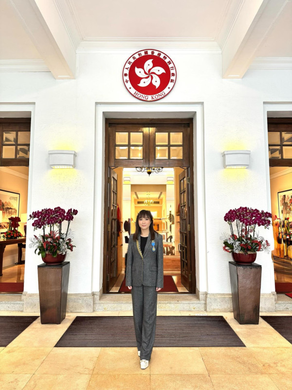 前港姐冠军获行政长官颁授荣誉勋章!晒特首珍贵合照获政府高度器重