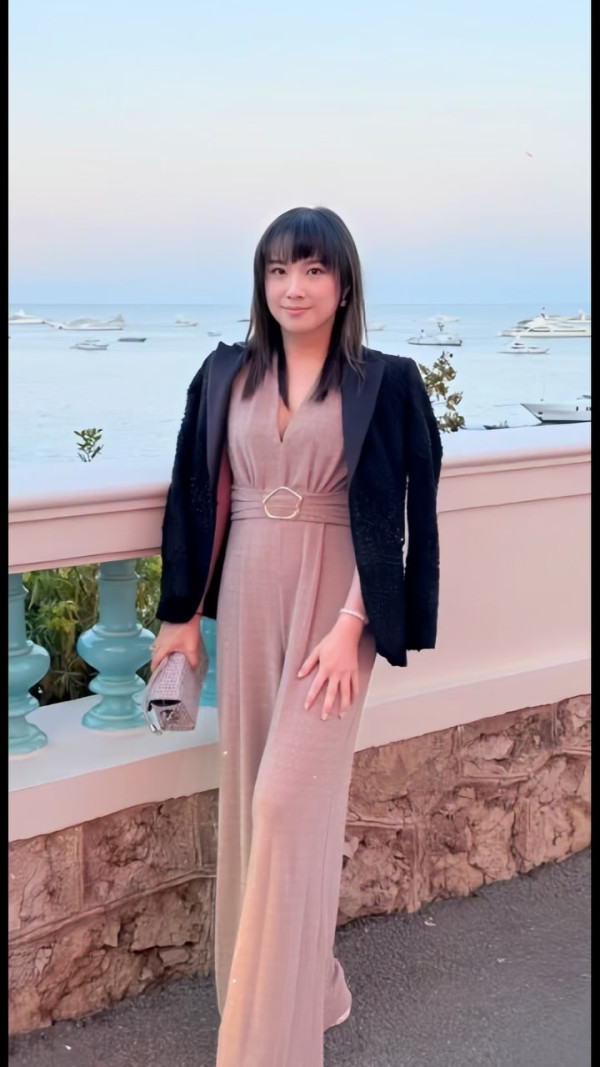 前港姐冠军获行政长官颁授荣誉勋章!晒特首珍贵合照获政府高度器重