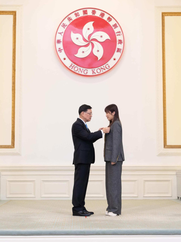 前港姐冠军获行政长官颁授荣誉勋章!晒特首珍贵合照获政府高度器重