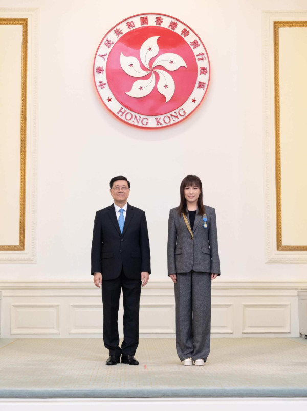 前港姐冠军获行政长官颁授荣誉勋章！晒特首珍贵合照获政府高度器重