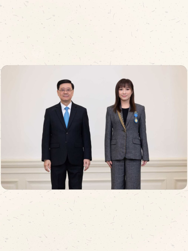 前港姐冠军获行政长官颁授荣誉勋章！晒特首珍贵合照获政府高度器重