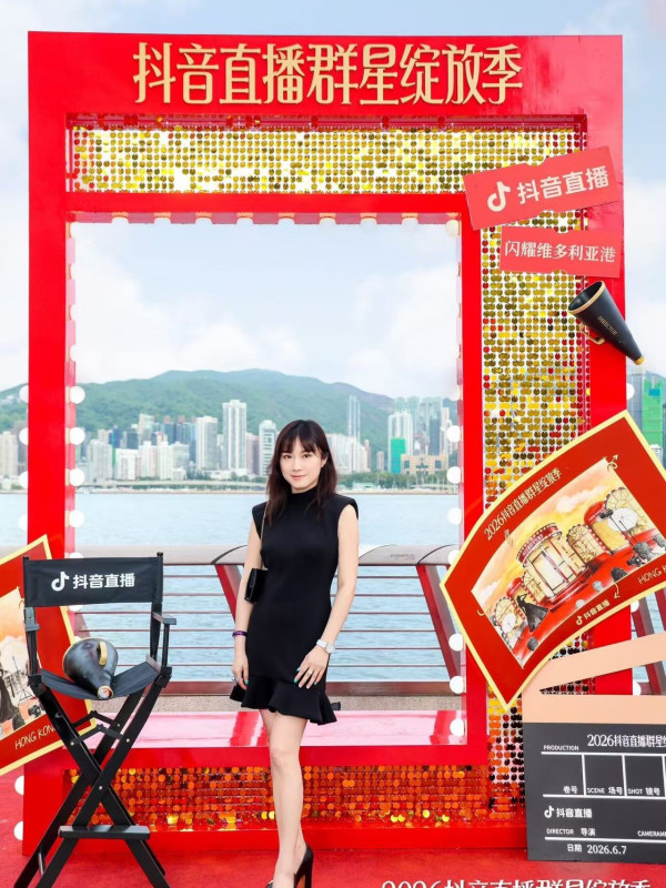 前港姐冠军获行政长官颁授荣誉勋章!晒特首珍贵合照获政府高度器重