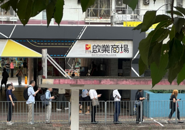 港人排队“神之距离”引共鸣!网友赞教科书级自律 叹大妈逼人毁默契