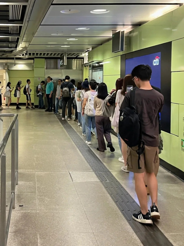 港人大雨下排隊搶神級爆款！新都會出現「屍殺列車」！呢間分店竟然完全冇人排？