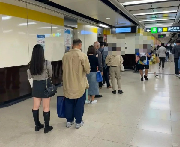 港人大雨下排隊搶神級爆款！新都會出現「屍殺列車」！呢間分店竟然完全冇人排？