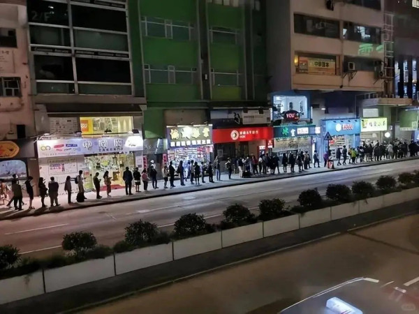 港人排队“神之距离”引共鸣!网友赞教科书级自律 叹大妈逼人毁默契