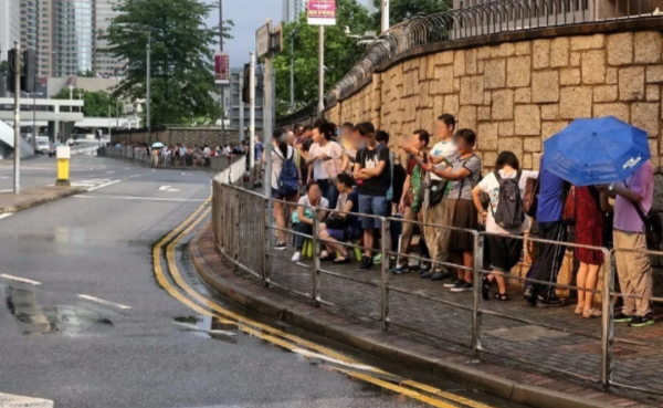 港人排队“神之距离”引共鸣!网友赞教科书级自律 叹大妈逼人毁默契