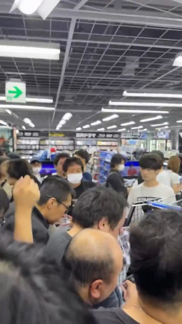 池袋電器店爆黃牛暴動!瘋搶玩具險拆舖 網民聽口音爆真身非內地客?