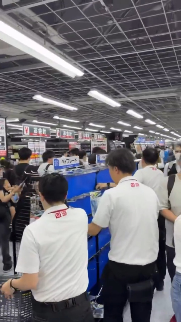池袋電器店爆黃牛暴動!瘋搶玩具險拆舖 網民聽口音爆真身非內地客?