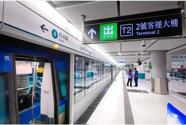 机场T1过T2只需几秒?网友揭车厢随意门捷径 专家警告恐误坠2大陷阱