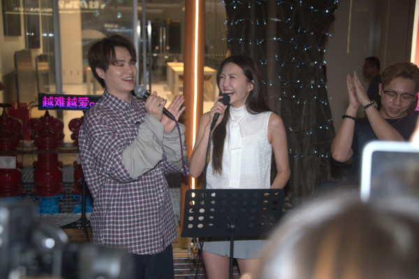 胡鸿钧、吴若希广州街头Busking被包围！演唱会反应热烈紧急加推百张VIP门票