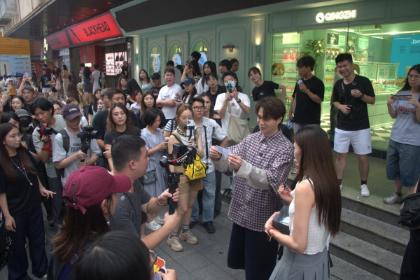 胡鸿钧、吴若希广州街头Busking被包围！演唱会反应热烈紧急加推百张VIP门票