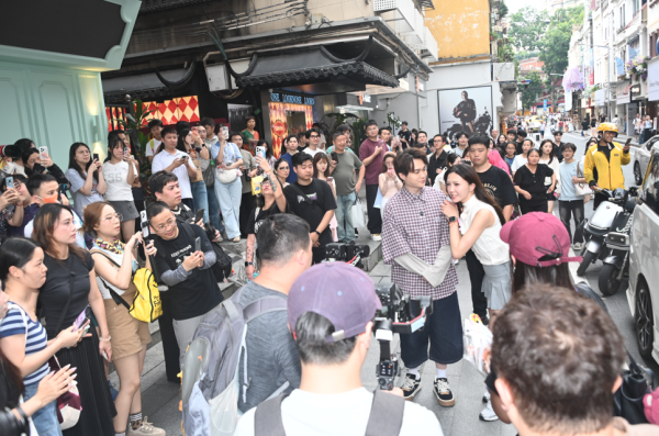 胡鸿钧、吴若希广州街头Busking被包围！演唱会反应热烈紧急加推百张VIP门票
