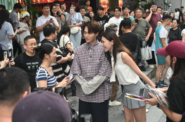 胡鸿钧、吴若希广州街头Busking被包围！演唱会反应热烈紧急加推百张VIP门票