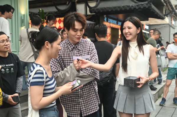 胡鸿钧、吴若希广州街头Busking被包围！演唱会反应热烈紧急加推百张VIP门票