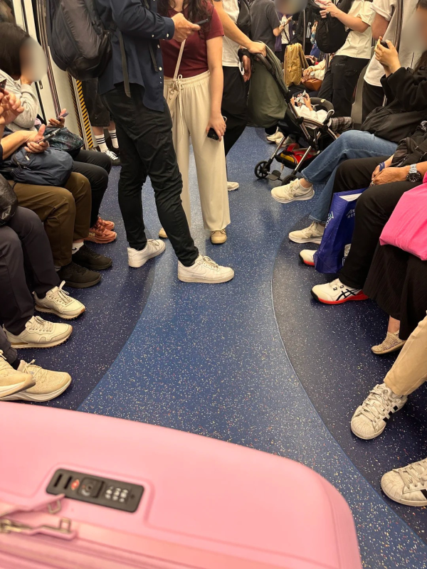港鐵震撼白鞋陣！內地女直擊全車撞鞋 網民揭反映香港1大隱藏特質