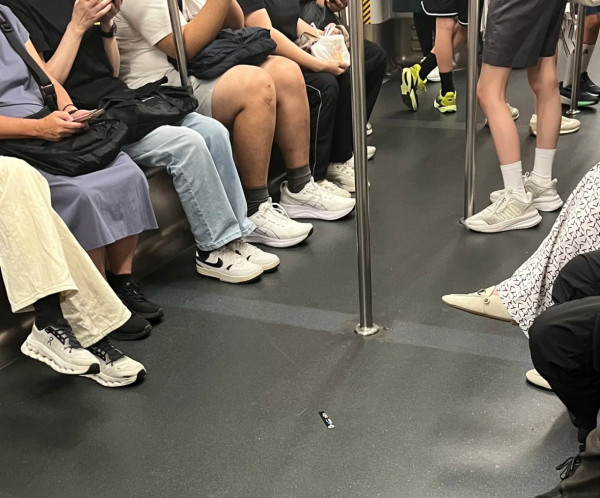 港鐵震撼白鞋陣！內地女直擊全車撞鞋 網民揭反映香港1大隱藏特質