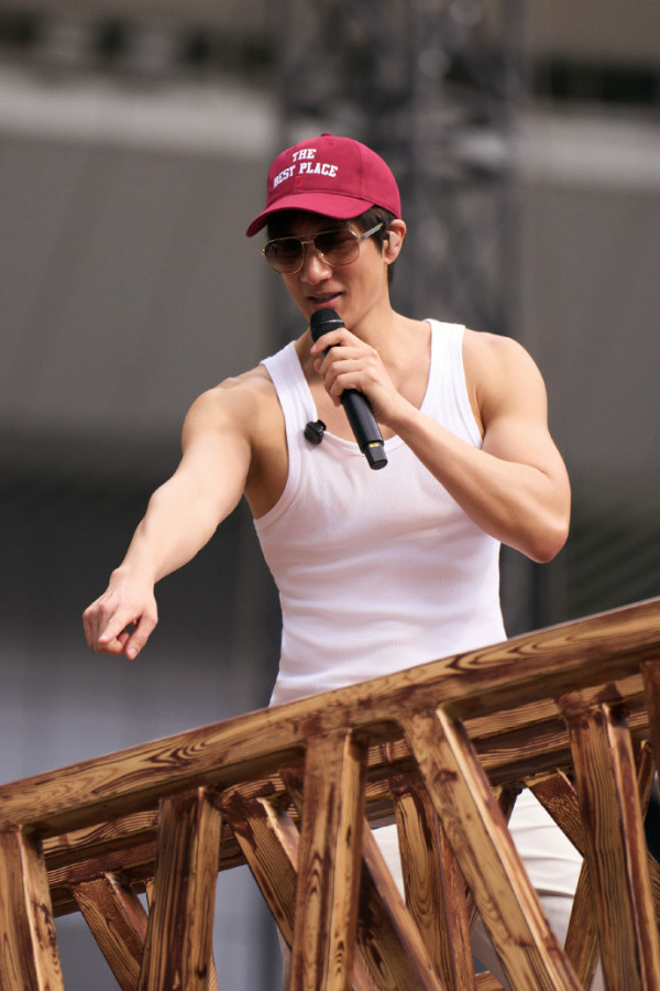 王力宏演唱會台上發生嚴重意外 流血送院共縫39針 受傷畫面觸目驚心