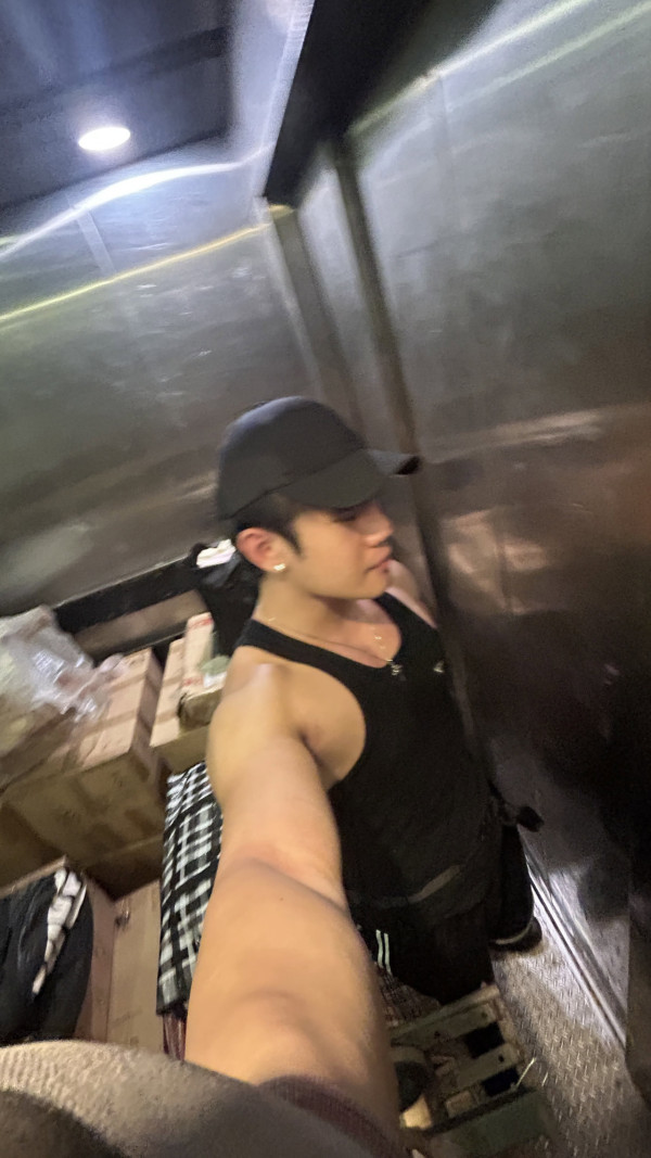 ViuTV男团成员陷生计问题返工地散工！惊现大楼顶楼晒安全鞋开工，曾自爆“月入不过万”