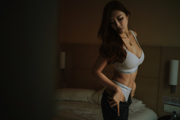 TVB性感女神半裸真空晒內衣床照無底線!手臂遮胸南半球邊緣遊走令人噴鼻血