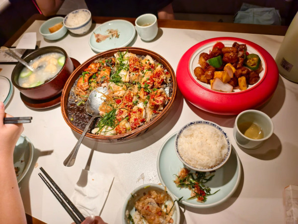 深圳名店食物餐具驚見多條活蛆！簸箕菜始祖僅退款+賠$300了事／事主崩潰：食完先發現