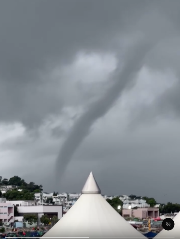 長洲驚現巨型水龍捲？神秘雲柱直插海面 天文台揭漏斗雲2大成因